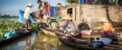 Long-Xuyen-floating-market